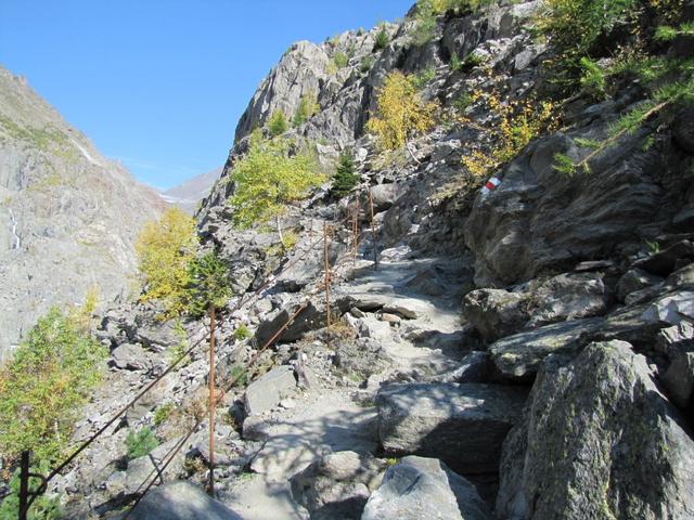 etwas rau führt der Weg auf der anderen Seite der Hängebrücke aufwärts