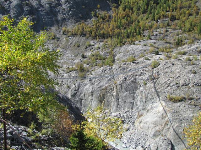 Blick zurück zur schönen Hängebrücke über die Massaschlucht