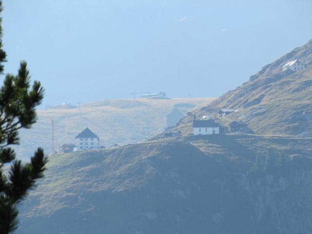 direkt gegenüber auf der anderen Talseite der Massaschlucht, das Hotel Belalp