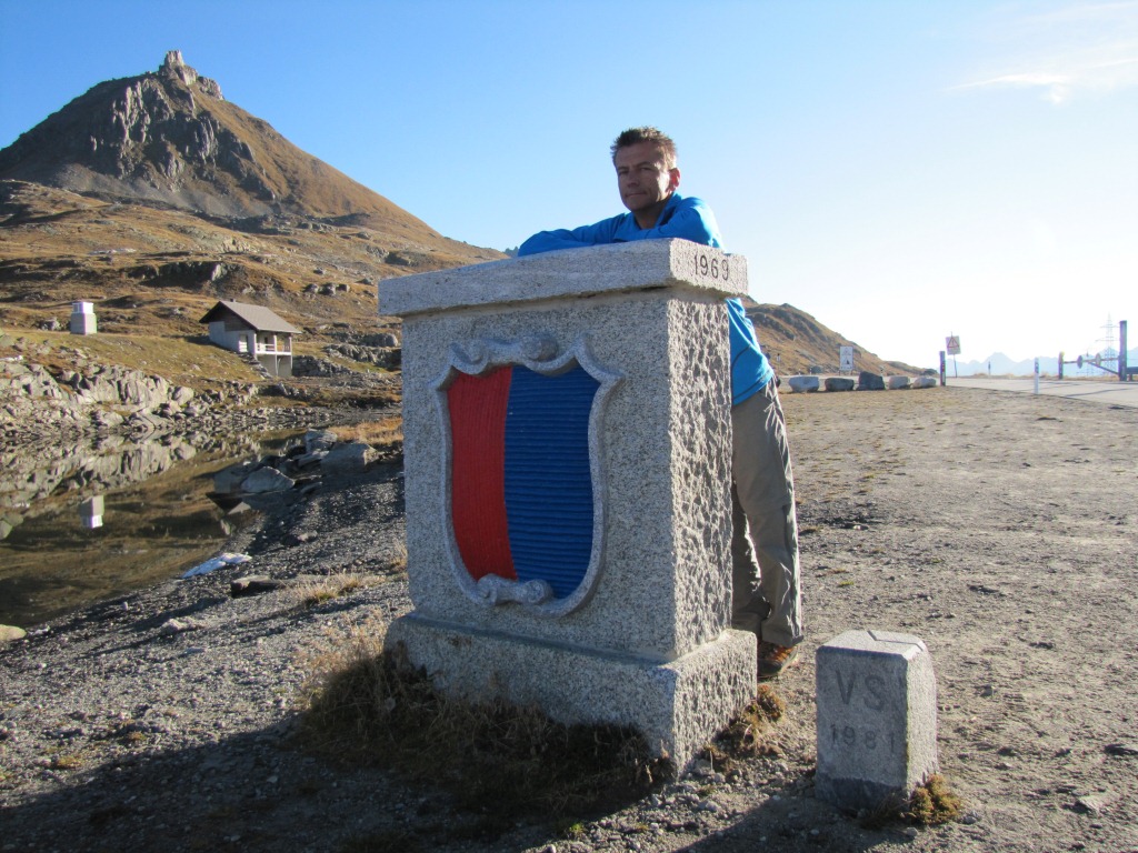 Franco steht schon im Tessin schaut aber zurück in das schöne Wallis