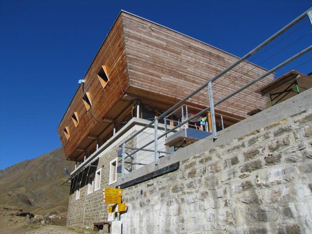 wir haben die Capanna Corno Gries mit seiner hutförmigen Holzkonstruktion erreicht