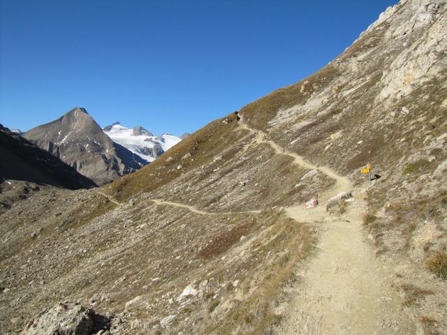 kurz vor der Verzweigung bei Calcestro 2520 m.ü.M. Geradeaus geht es zum Nufenenpass. Wir halten links