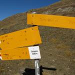 Wegweiser auf dem Cornopass 2500 m.ü.M. hier ist zugleich die Kantonsgrenze Tessin-Wallis