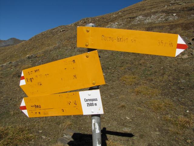 Wegweiser auf dem Cornopass 2500 m.ü.M. hier ist zugleich die Kantonsgrenze Tessin-Wallis