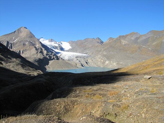 Aussicht vom Cornopass mit Blick Richtung Bättelmatthorn, Rothorn, Blinnenhorn, Griesgletscher und See