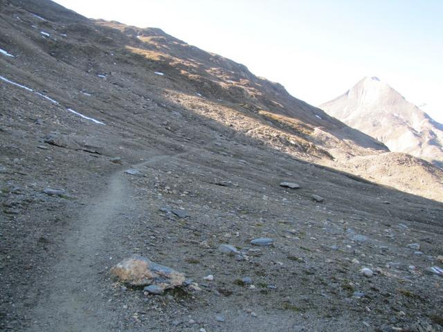 am Fuss des kleinen Griesshorn führt der Wanderweg zum Griespass