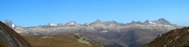 sehr schönes Breitbildfoto mit Blick Richtung Aletschhorn, Finsteraarhorn und Lauteraarhorn