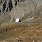 kurz nach dem Griesspass, bei Punkt 2458 m.ü.M. ist eine kleine Schutzhütte vorhanden