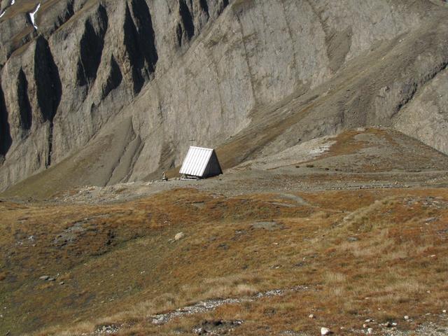 kurz nach dem Griesspass, bei Punkt 2458 m.ü.M. ist eine kleine Schutzhütte vorhanden