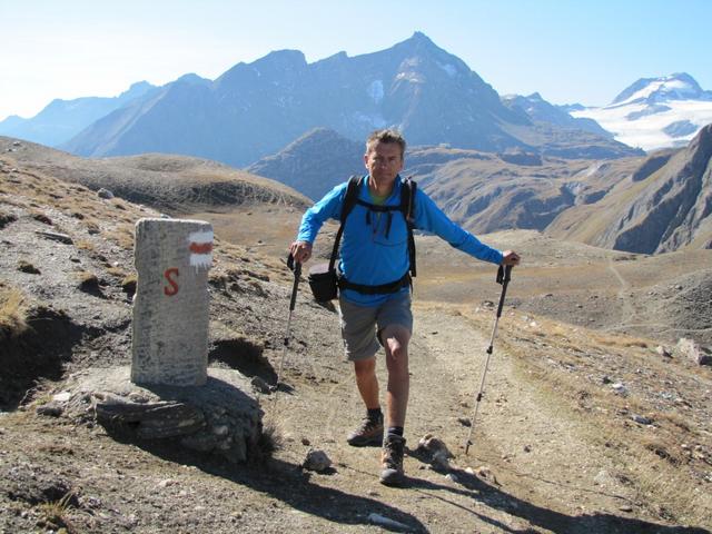 Franco überschreitet die Schweiz-Italienische Grenze. Wir befinden uns nun wieder in der Schweiz