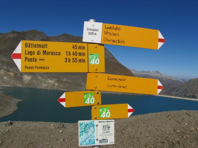 Wegweiser auf dem Griespass 2479 m.ü.M. Der Griesspass war früher eine bekannte Schmuggler Route