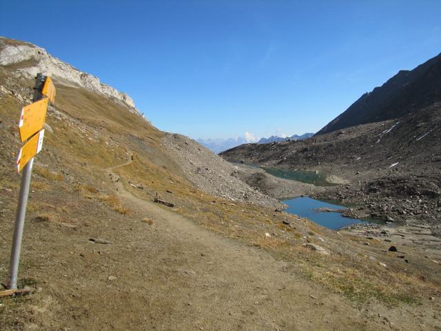 beim Cornopass 2500 m.ü.M. mit Blick ins Val Corno und Cornosee