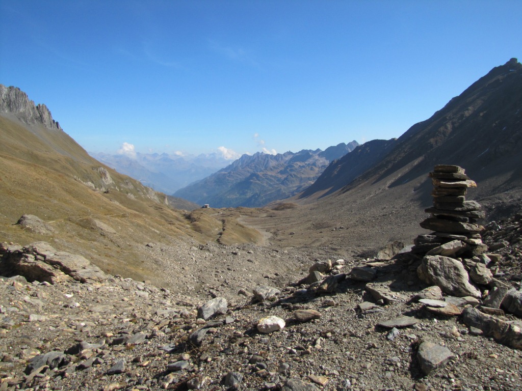 das Val Gries mit Capanna Corno Gries. Am Horizont das Val Bedretto