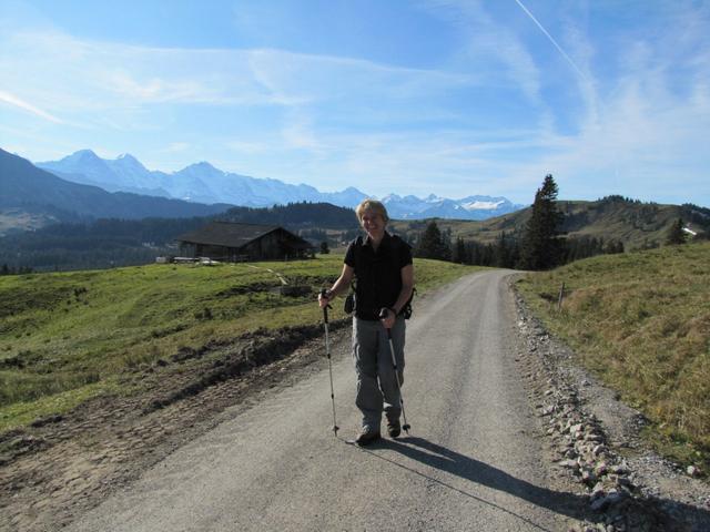 der Weg führt zuerst über eine Alpstrasse