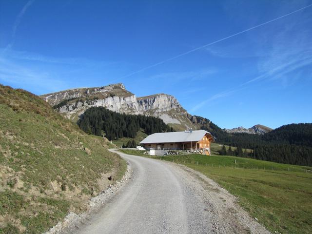 bei Punkt 1693 m.ü.M. biegt der Wanderweg links ab. Gut ersichtlich am Horizont der Hohgant