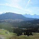 Breitbildfoto mit Blick Richtung Augstmatthorn und das Dreigestirn Eiger, Mönch und Jungfrau