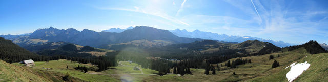 Breitbildfoto mit Blick Richtung Augstmatthorn und das Dreigestirn Eiger, Mönch und Jungfrau