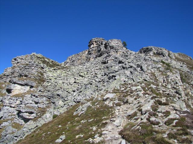 jetzt wird der Weg ein bisschen Alpiner und rau. Der Bergpfad führt nun über Blockschutt