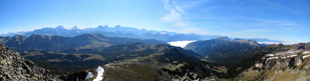 schönes Breitbildfoto mit Augstmatthorn, die Berner Riesen und die Nebeldecke beim Thunersee