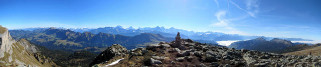 schönes Breitbildfoto von Punkt 2135 m.ü.M. aus gesehen mit Blick ins Berner Oberland