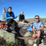 Mittagessen bei Punkt 2135 m.ü.M. bei so einer schönen Aussicht, schmeckt das Essen noch besser