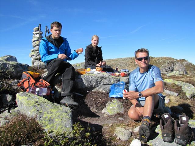 Mittagessen bei Punkt 2135 m.ü.M. bei so einer schönen Aussicht, schmeckt das Essen noch besser