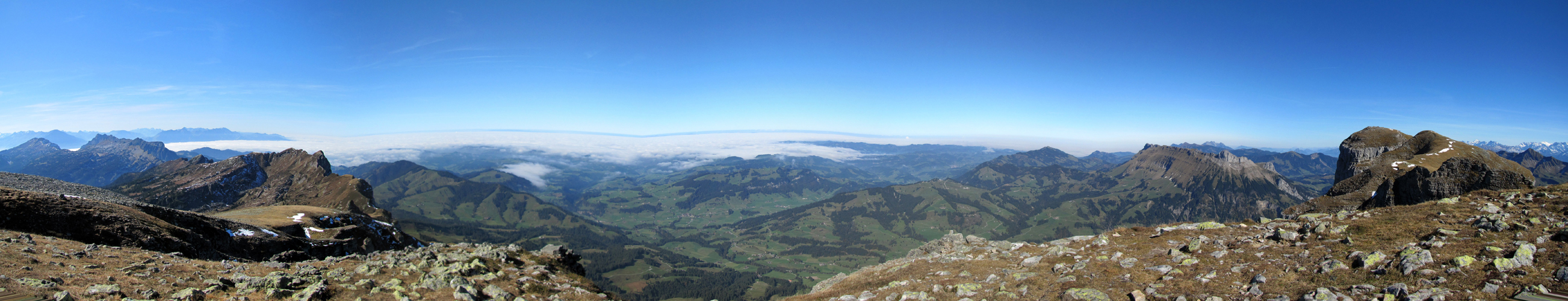 schönes Breitbildfoto mit Blick ins Mittelland