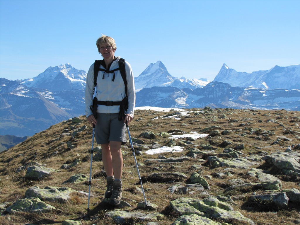 Mäusi auf der Hohgant. Im Hintergrund Wetterhorn, Schreckhorn und Finsteraarhorn