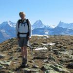 Mäusi auf der Hohgant. Im Hintergrund Wetterhorn, Schreckhorn und Finsteraarhorn