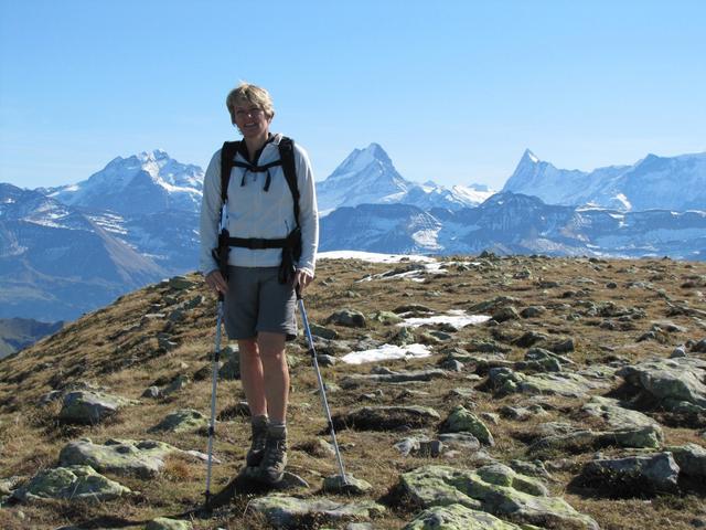 Mäusi auf der Hohgant. Im Hintergrund Wetterhorn, Schreckhorn und Finsteraarhorn