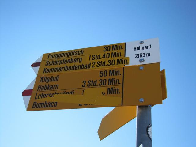 Wegweiser auf der Hohgant 2163 m.ü.M. 