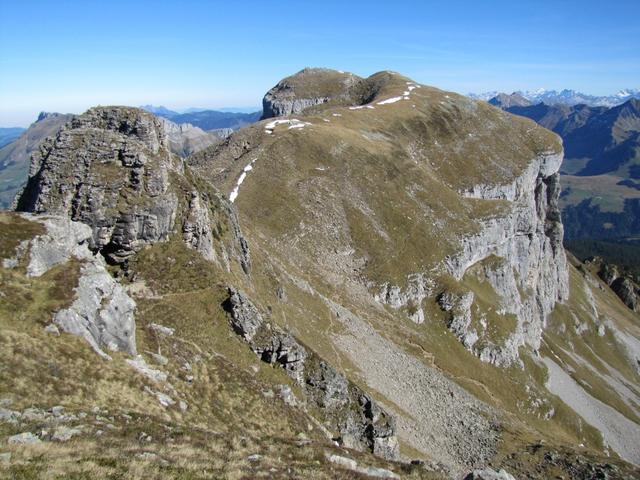 wir verlassen den Gipfel und wandern nun zwischen der Hohgant und dem Furggengütsch abwärts