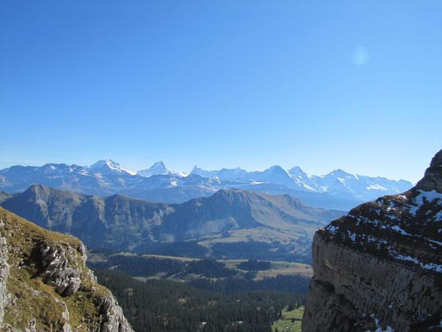 was für eine Aussicht während dem Abstieg. Brienzerrothorn Kette in Grün. Die Berner Riesen glänzend weiss