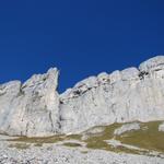 die schöne weiss-graue Kalkwand des Furggengütsch. Fast hat man das Gefühl man sei in den Dolomiten