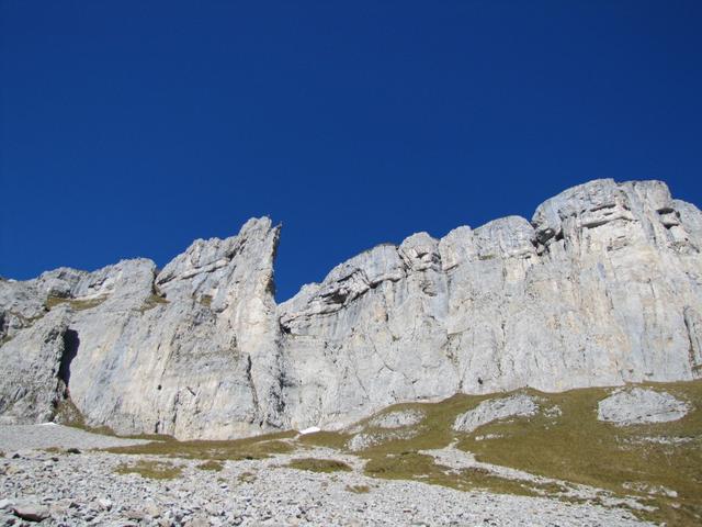 die schöne weiss-graue Kalkwand des Furggengütsch. Fast hat man das Gefühl man sei in den Dolomiten