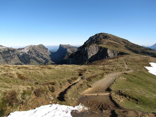 Blick bei Punkt 1927 m.ü.M. zum Burgfeldstand rechts, die Sichle in der Mitte, links der Burst