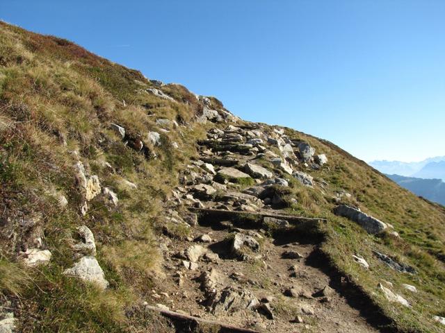 bei Punkt 1946 m.ü.M. führt der breite Weg ein bisschen aufwärts