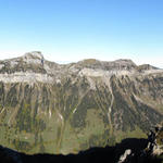 Breitbildfoto mit Blick auf der anderen Talseite vom Justistal, mit Sigriswiler Grat und Rothorn