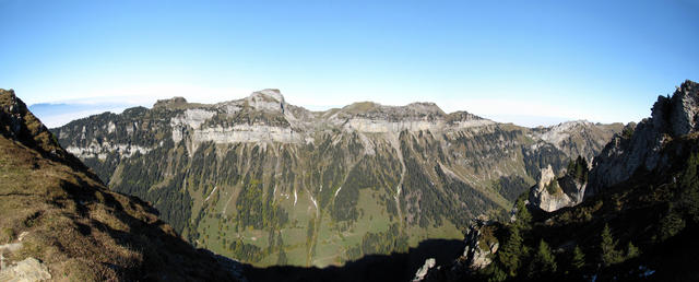 Breitbildfoto mit Blick auf der anderen Talseite vom Justistal, mit Sigriswiler Grat und Rothorn