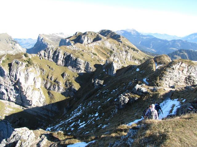 der Weg führt nun alles am Grat entlang zum Gemmenalphorm