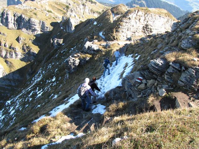 an den Schattenhängen blieb der Schnee liegen. Sicherer Tritt ist nun sehr wichtig