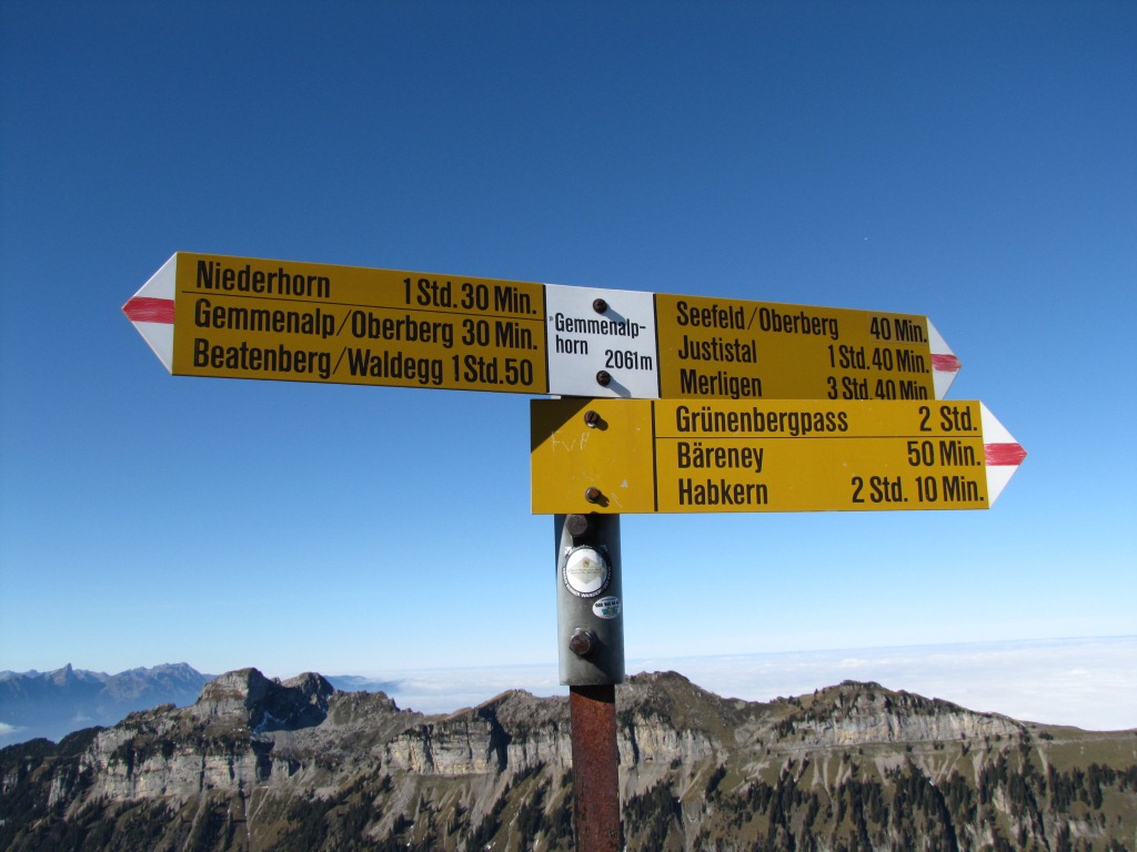 Wegweiser auf dem Gemmenalphorn 2061 m.ü.M. unser nächstes Ziel Oberberg