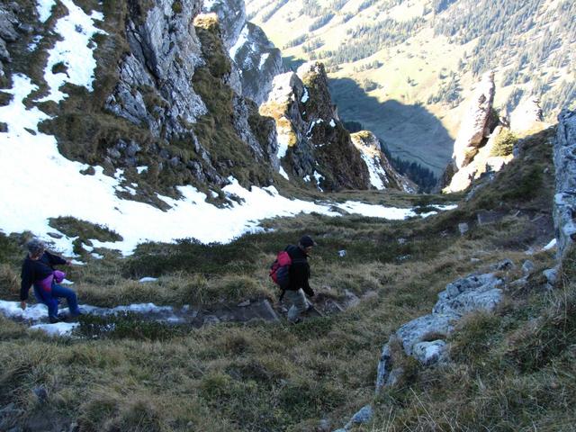 ein kurzes Teilstück geht nach dem Gemmenalphorn steil abwärts. Ausrutschen auf einem Schneefeld wäre fatal