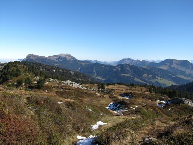 bei Punkt 1905 m.ü.M. wir wandern nun wieder unter der Sonne