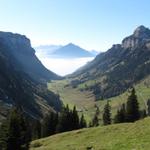 Blick ins Justistal, Thunersee (unter der Nebeldecke) und den Niesen. Dort oben waren wir auch schon