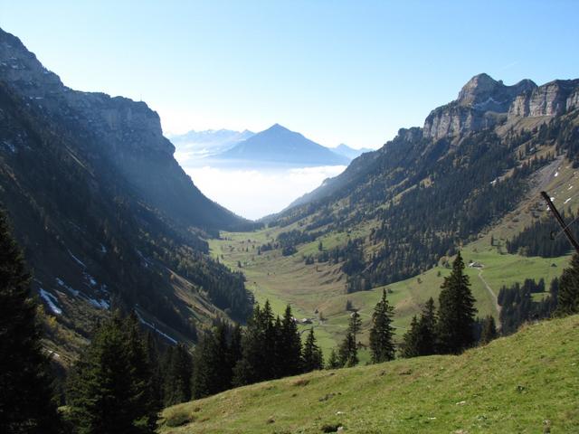 Blick ins Justistal, Thunersee (unter der Nebeldecke) und den Niesen. Dort oben waren wir auch schon