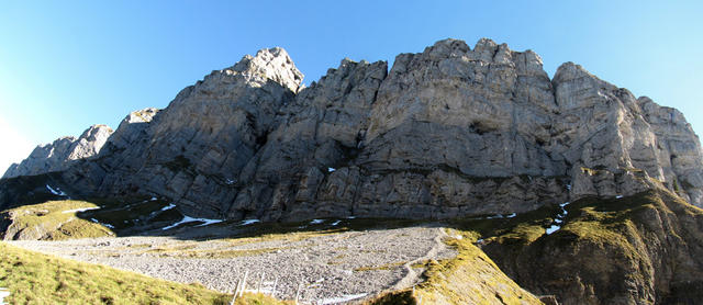 Breitbildfoto der schroffen Kalkwand der Sieben Hengste