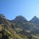 Blick hinauf zum Gemmenalphorn, Schafberg und Burgfeldstand