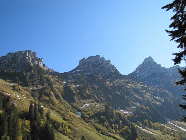 Blick hinauf zum Gemmenalphorn, Schafberg und Burgfeldstand