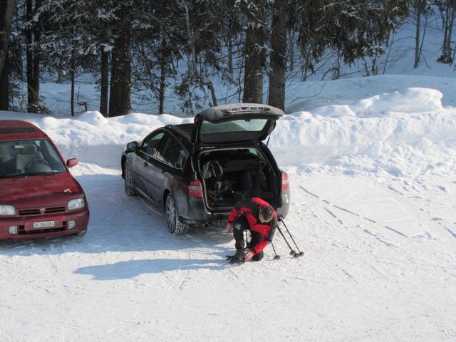 bei -18 Grad, werden auf dem Parkplatz die Schneeschuhe angezogen